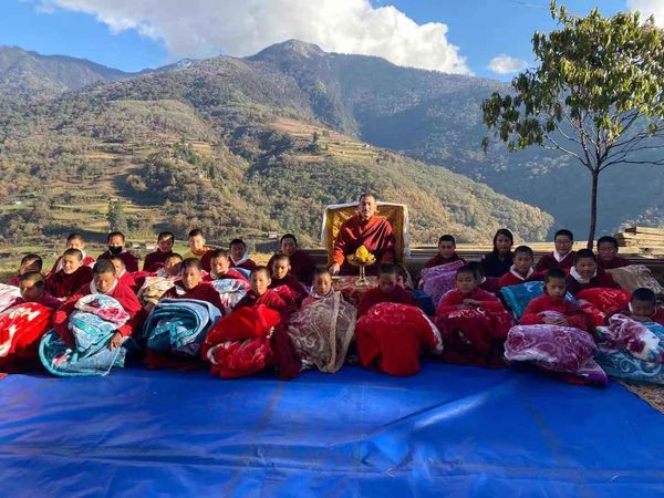 His Eminence Busa Trulku Khentrul Sonam Gyeltshen Rinpoche distributed the warm blankets.